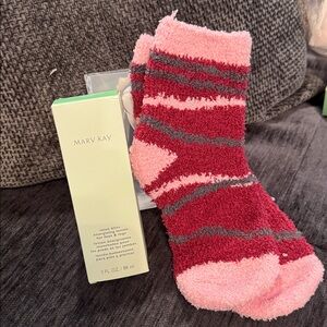 Super steal!
Mint bliss lotion for feet and legs, includes socks 🙂
